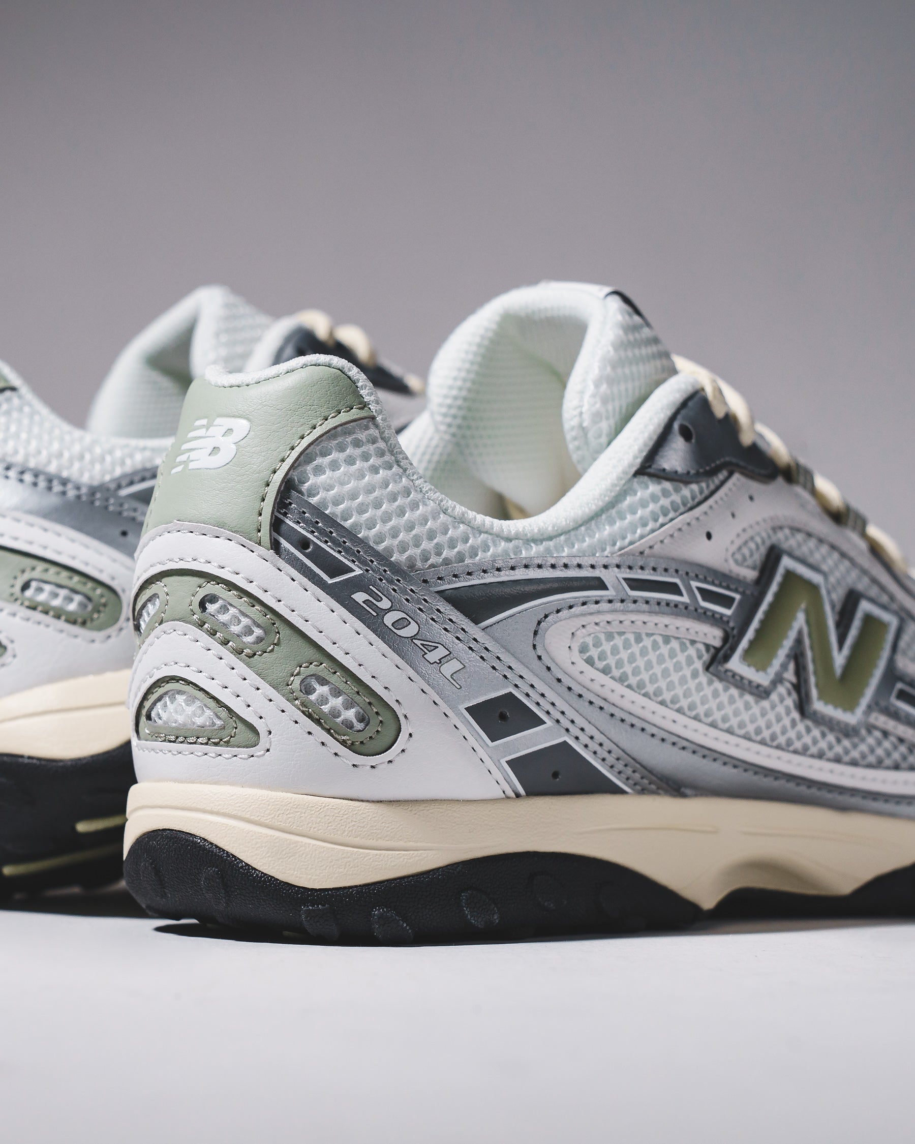 New Balance Unisex 204L Silver Metallic Black U204LSWD - FOOTWEAR - Canada