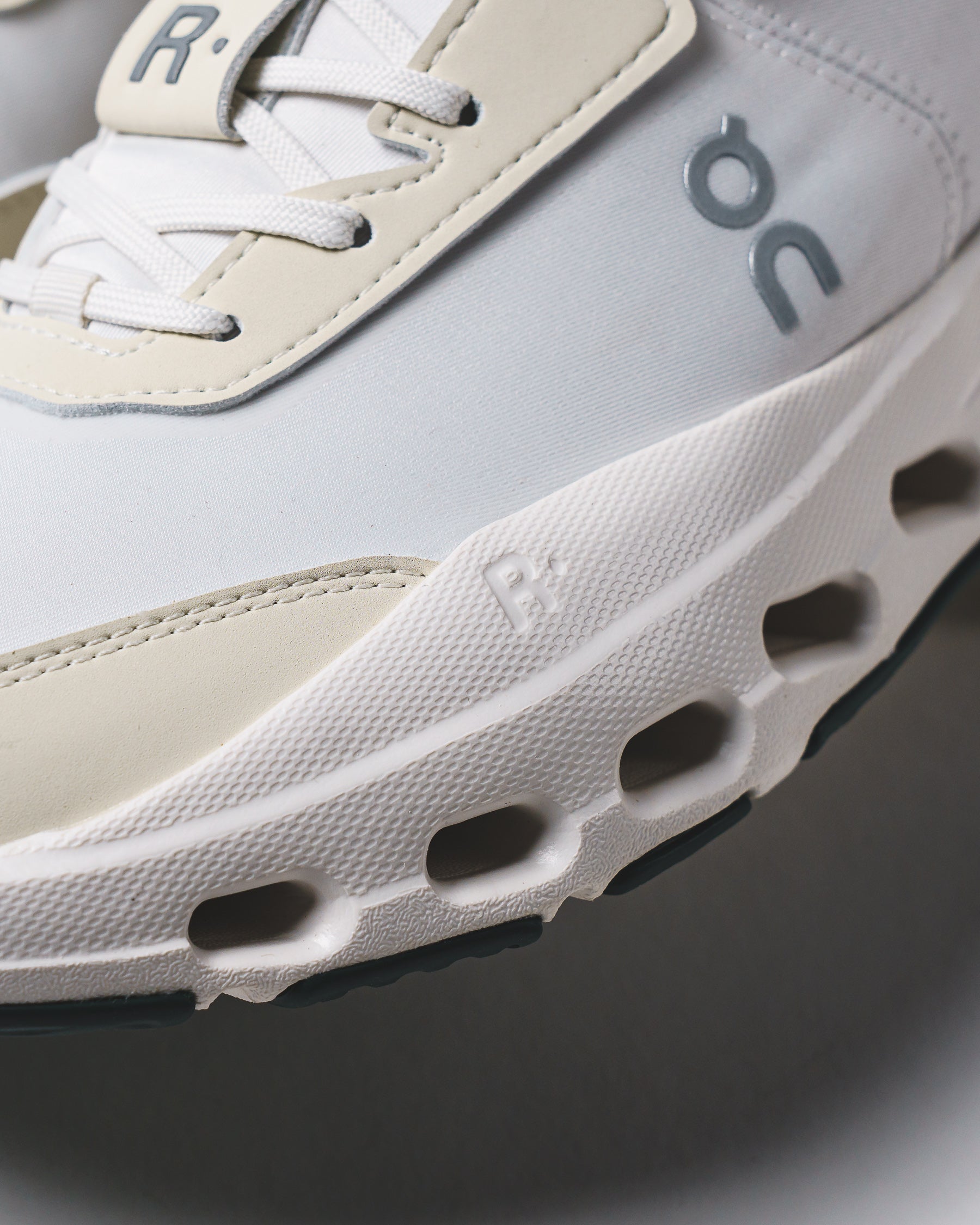 ON Women THE ROGER Wildcard Ivory Evergreen 3WG10322491 - FOOTWEAR - Canada