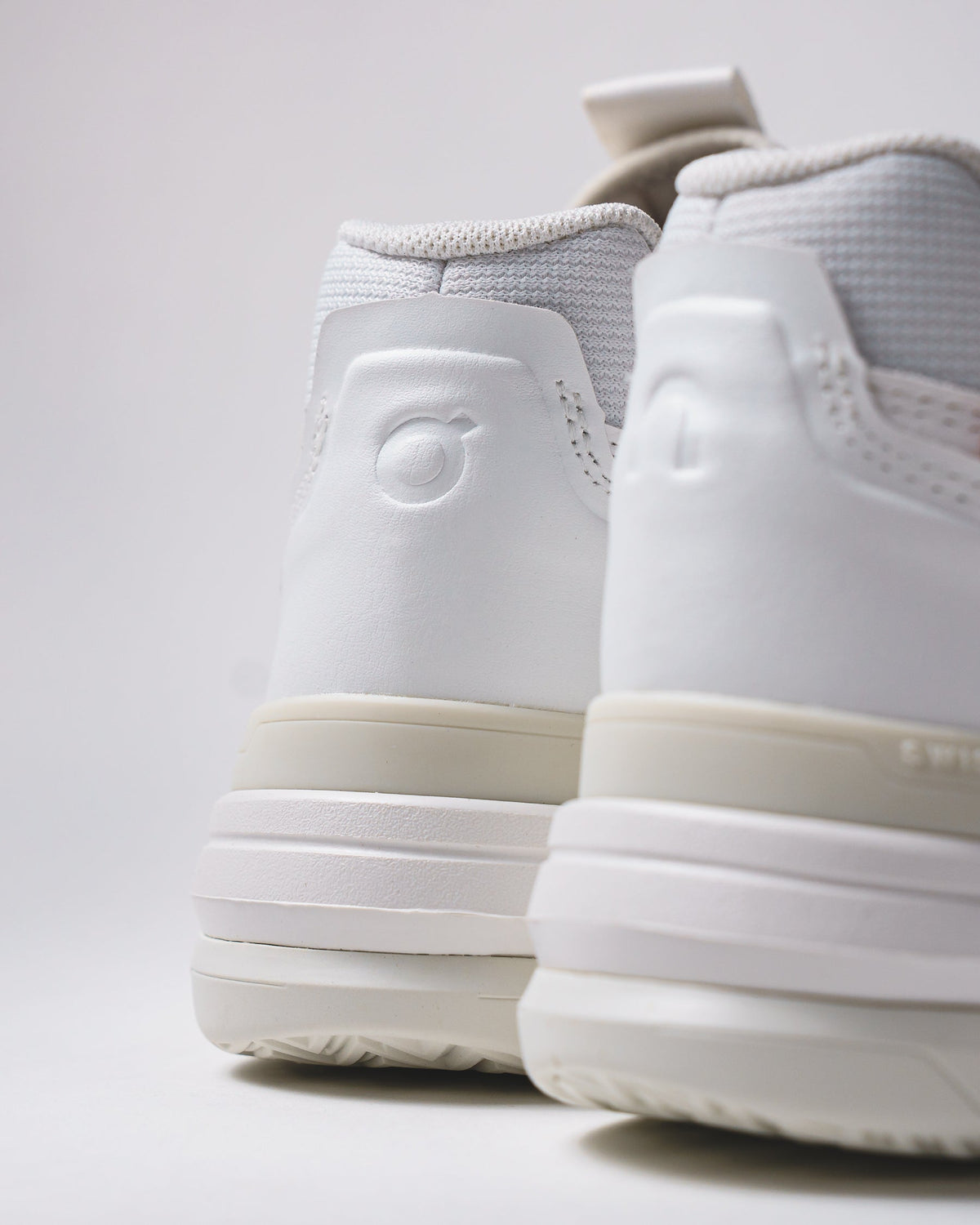 ON Men THE ROGER Clubhouse Pro White Ice 3MD30030202 - FOOTWEAR - Canada