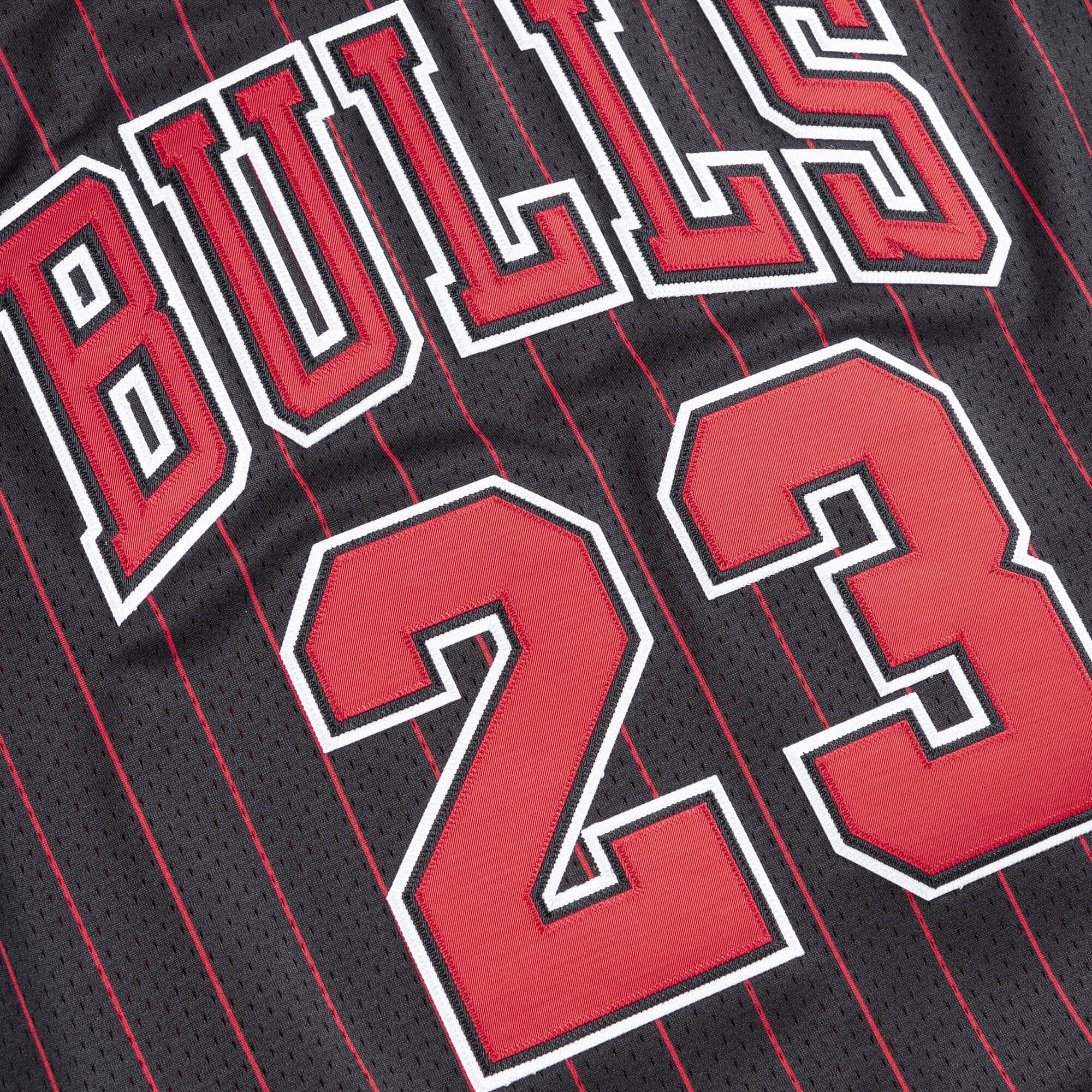 Mitchell & Ness Men NBA Chicago Bulls Authentic Jersey Michael Jordan Black  ’96-97 AJY18126CBU96MJ